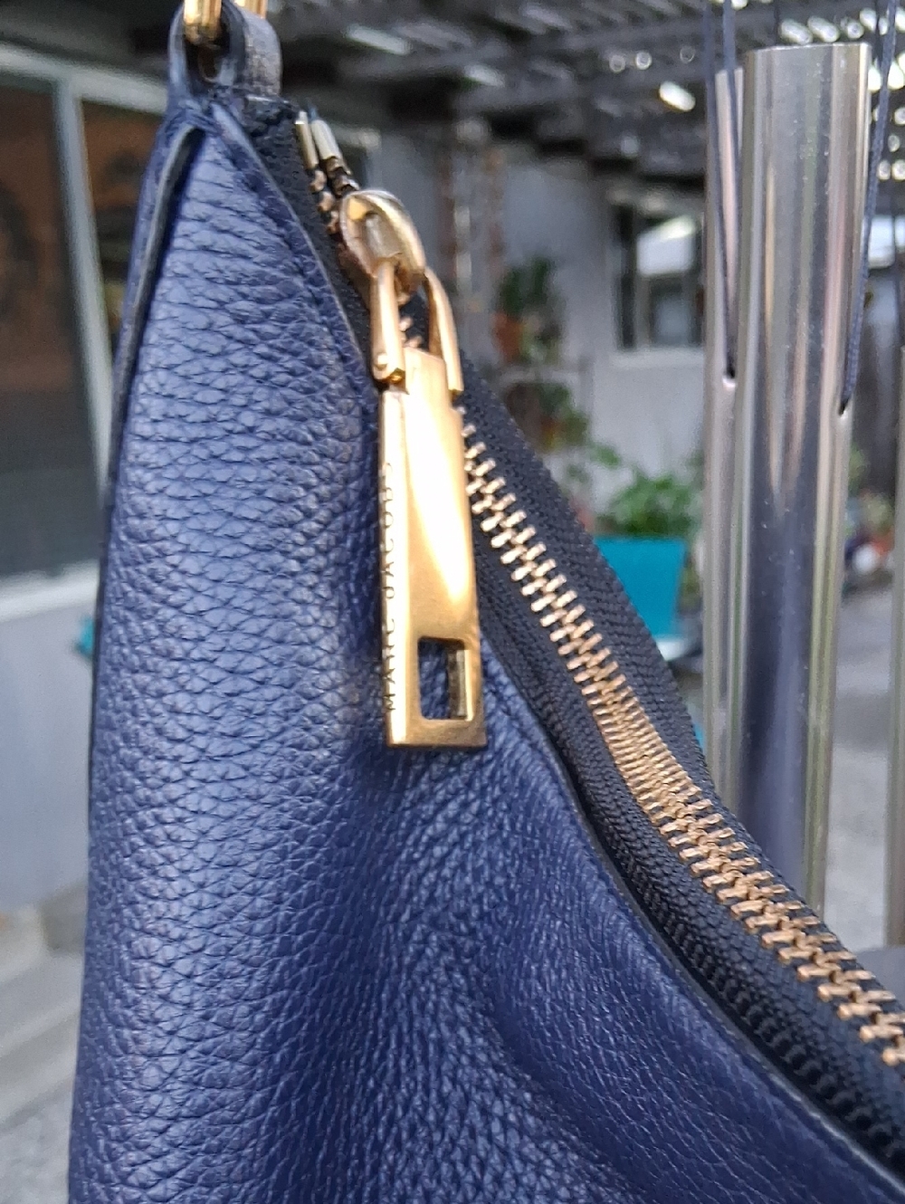 Marc Jacobs Navy Pebbled Leather Shoulder Bag with Gold Hardware - Picture 3 of 16